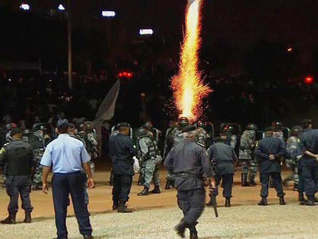 Manifestantes entram em confronto com a PM ao tentar invadir a prefeitura de Goiânia (Foto: Reprodução/TV Anhanguera)
