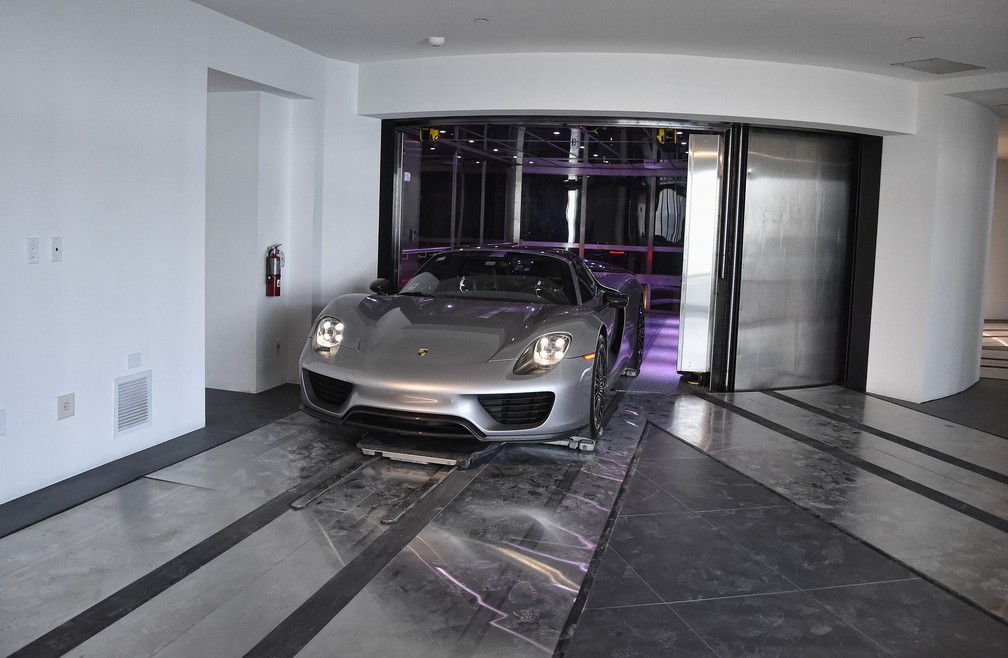 Conheça o prédio da Porsche que tem elevador para estacionar carro na