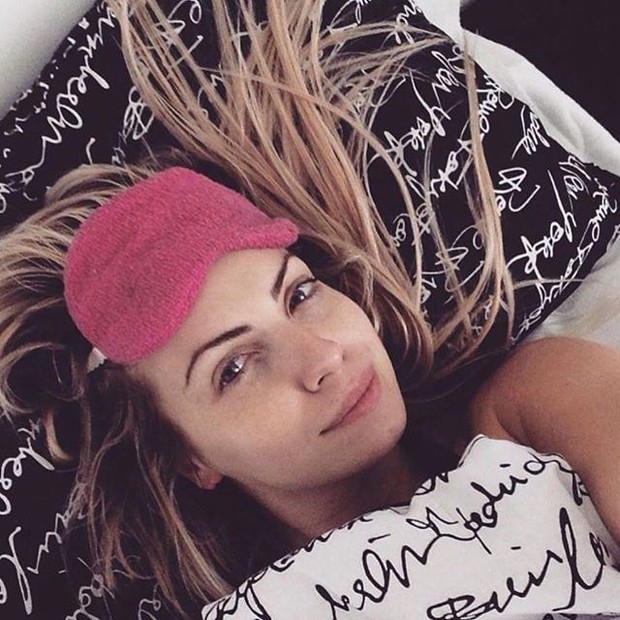 Veridiana Freitas posa para selfie antes de dormir (Foto: Instagram/ Reprodução)