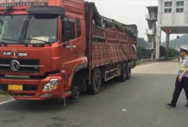Motorista chinês foi flagrado dirigindo caminhão sem as rodas dianteiras.  (Foto: Reprodução/YouTube/Raw Leak )