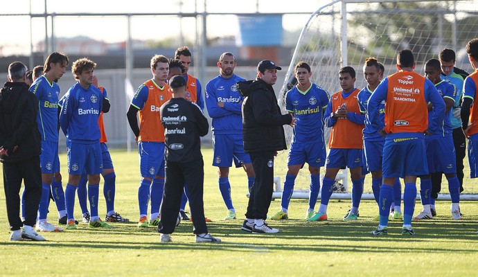 Enderson conversa com jogadores antes de começar o treino (Foto: Lucas Uebel/Grêmio)