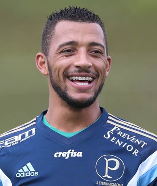 Vitor Hugo tem alta após pancada, mas deve ser desfalque do Palmeiras