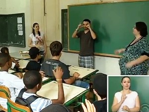 Alunos mais velhos ensinam mais novos em escola de SC (Foto: Reprodução/RBS TV)