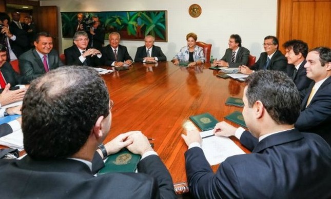 Dilma e os governadores dos nove estados do Nordeste (Foto: Roberto Stuckert Filho / PR )