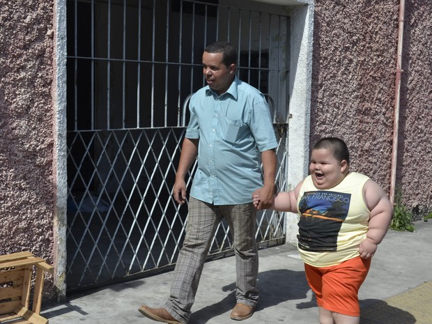 Misael chegou à clínica acompanhado pelos pais em Vitória (Foto: Viviane Machado/G1)