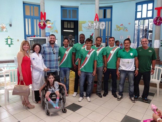 Jogadores do Alecrim entregam presentes a crianças do Hospital Varela Santiago, em Natal (Foto: Gabriel Peres/Divulgação)