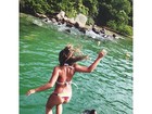 De biquíni, filha de Romário posta foto dando pulo no mar