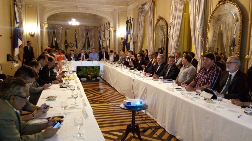 Secretários estaduais estiveram reunidos com o governador Paulo Câmara para discutir estratégias de ajuda à população prejudicada pela enchente na Mata Sul (Foto: Marina Meireles/G1)