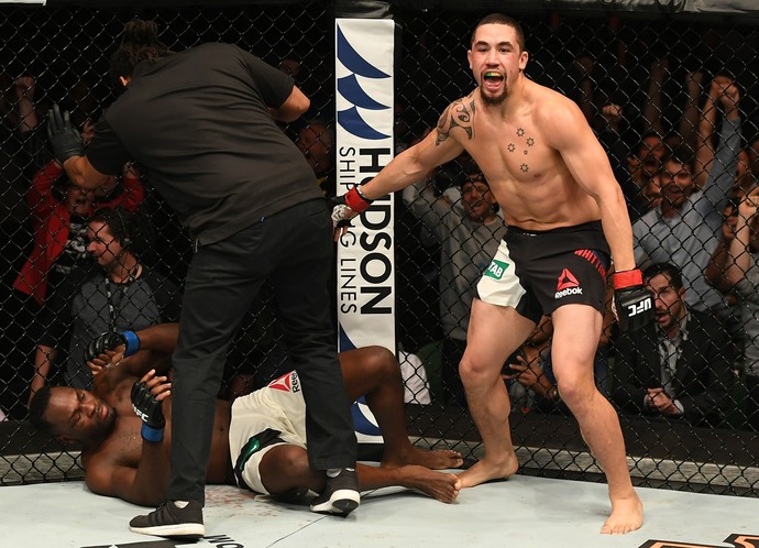 Robert Whittaker venceu Derek Brunson por nocaute técnico aos 4m07s (Foto: Getty Images) Robert Whittaker venceu Derek Brunson por nocaute técnico aos 4m07s (Foto: Getty Images)