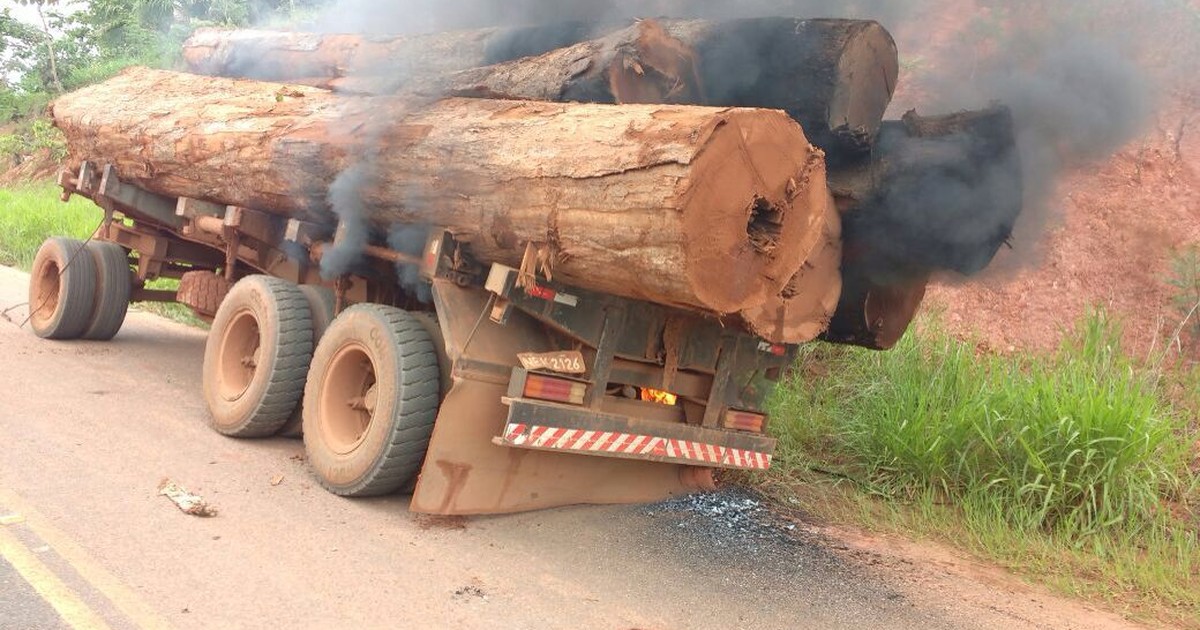 G Reboque Carregado De Madeira Incendiado Em Rodovia De Ro