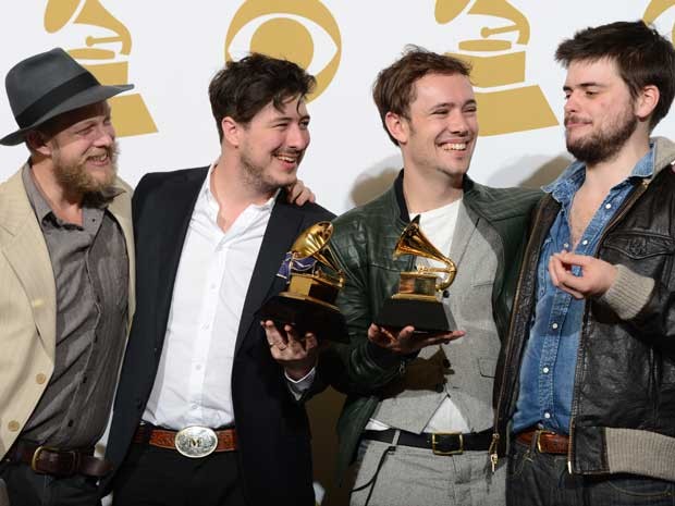 Ben Lovett, Marcus Mumford, Winston Marshall e Dwane Ted integram a banda Mumford &amp; Sons, vencedora do melhor álbum no Grammy. (Foto: Robyn Beck / AFP Photo)