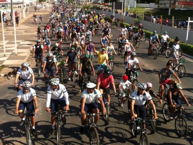 Ciclistas ocuparam as ruas da capital neste domingo (30) (Foto: Lucas de Senna/ TVCA)