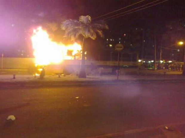 Ônibus é incendiado durante manifestação em Aracaju (Foto: Marina Fontene/G1 )