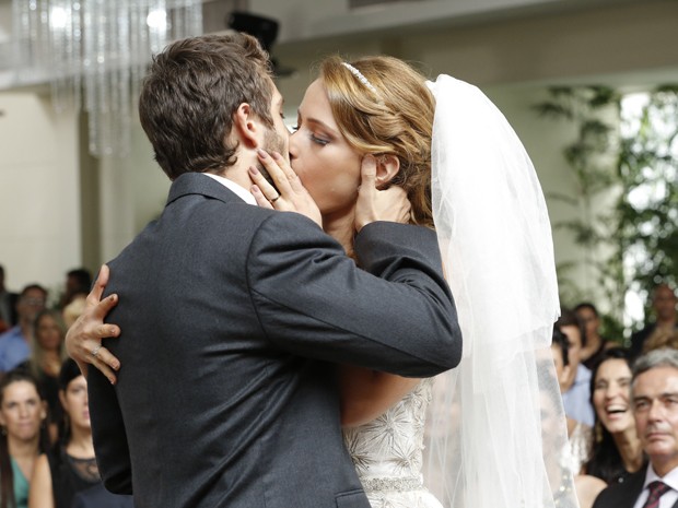 O primeiro beijo de Vicente e Cris como marido e mulher (Foto: Felipe Monteiro/TV Globo)