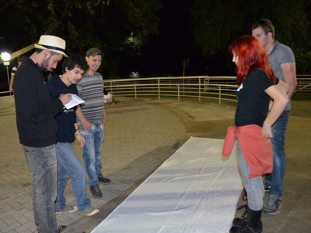 Estudantes preparam faixa para manifestação pelo preço da tarifa (Foto: Fernanda Zanetti/G1) Estudantes preparam faixa para manifestação pelo preço da tarifa (Foto: Fernanda Zanetti/G1)