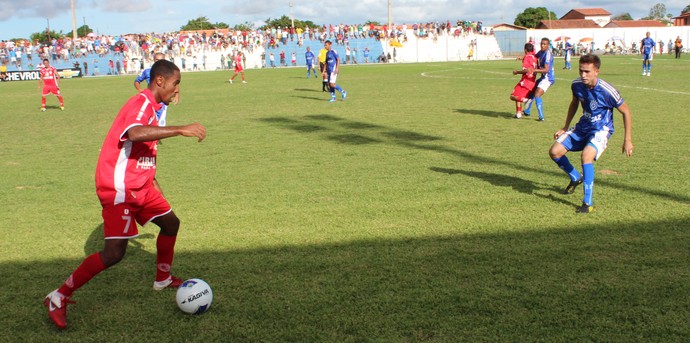 Renan Carioca, do 4 de Julho,  e Rian, Parnahyba, na disputa da bola (Foto: Wenner Tito)