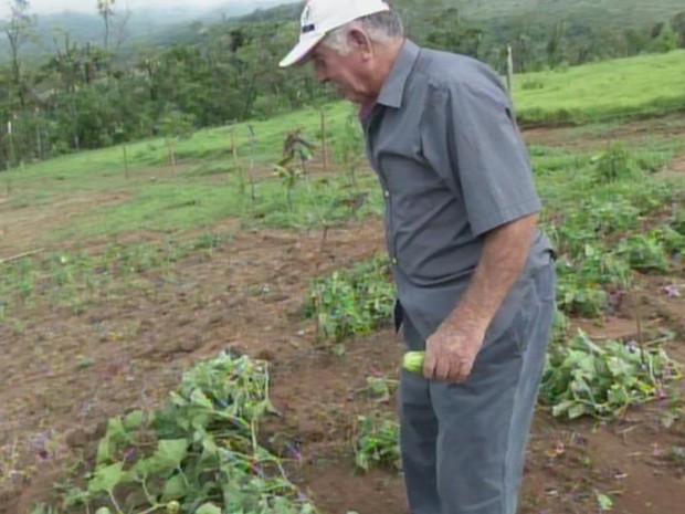 Carlos Henrique Pires teve prejuízo após chuva com ventania (Foto: Reprodução/ TV TEM)
