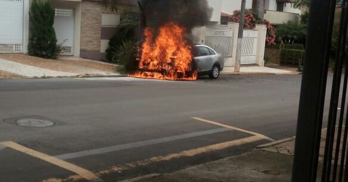 Carro pega fogo no Jardim Panambi, em Santa Bárbara D'Oeste (SP) - Globo.com