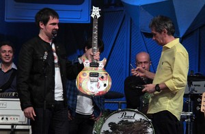 Grave seu vídeo e concorra a uma guitarra autografada (TV Globo/Altas Horas)