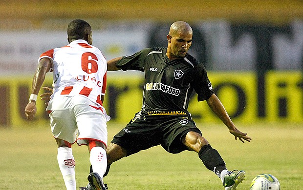 Alessandro Botafogo x Bangu (Foto: Ag. Estado)