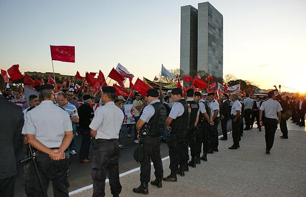 Policiais militares fazem uma barreira em frente ao Palácio do Planalto durante manifestação de servidores federais nesta quarta (8) (Foto: Vianey Bentes/TV Globo)