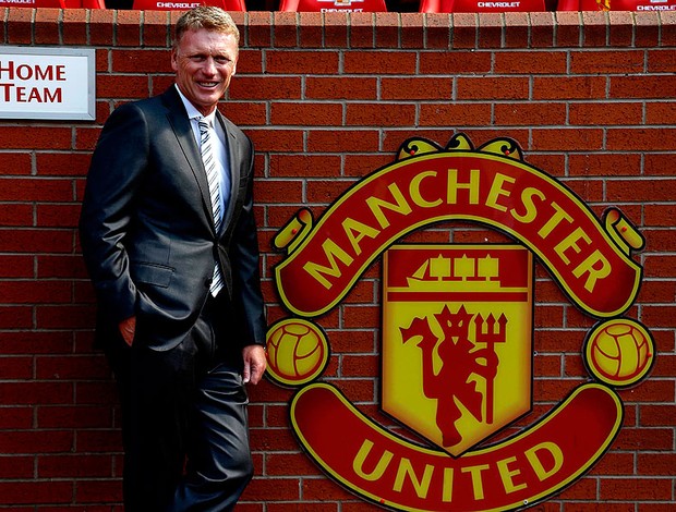 David Moyes posa com camisa do Manchester united (Foto: Agência Reuters)