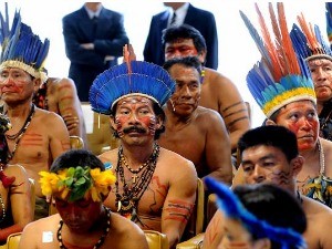 Índios da reserva Raposa Serra do Sol, em Roraima, acompanham julgamento no STF sobre a demarcação contínua da área (Foto: Antônio Cruz/arquivo/Agência Brasil)