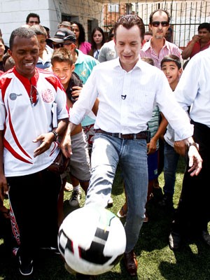 Russomanno joga bola durante evento de campanha em SP (Foto: Rodrigo Coca/Fotoarena/AE)