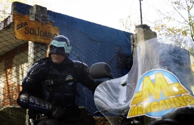 Com um escudo e um visual parecidos com o do Capitão América, Menganno vem patrulhando de moto as ruas da vizinhança há um ano e dando conselhos de cidadania. Ele tem 41 anos, não revela sua identidade e tem até site e comunidade no Facebook. (Foto: AFP)
