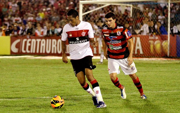 Hernane jogo Campinense Flamengo (Foto: Leonardo Silva / Vipcomm)