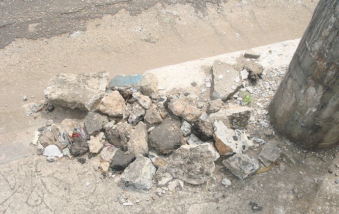 Pedras são encontradas aos montes na Inajar de Souza (Foto: Rodrigo Faber / Globoesporte.com)