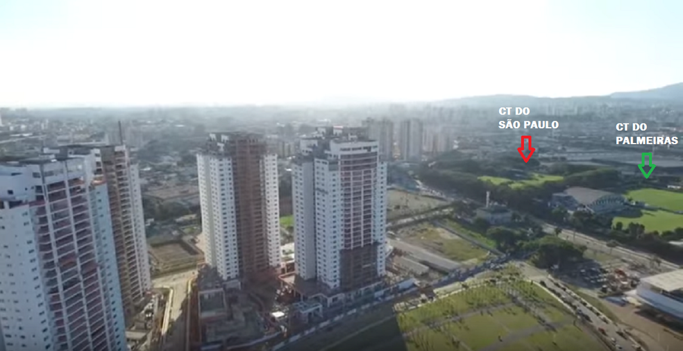 Dos prédios em frente ao CT do Palmeiras, visão dos campos alviverdes é boa (Foto: Reprodução)