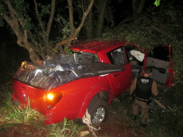 Carregamento de maconha foi descoberto quando os policiais foram chamados para atender uma ocorrência de acidente (Foto: Polícia Militar / Divulgação)