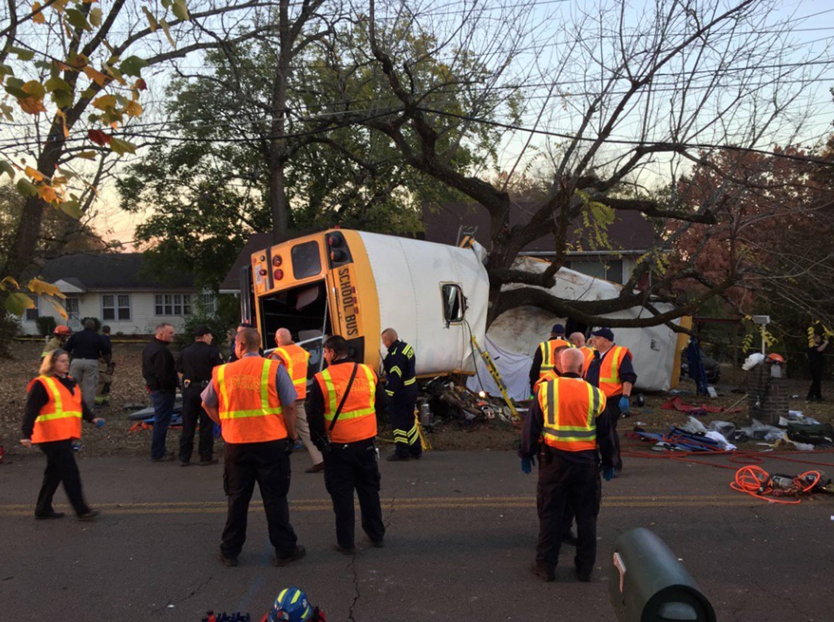 Imagem do ônibus acindetado no Tennessee (Foto: Reprodução/Twitter/ChattFireDept)