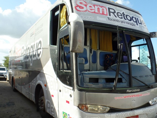 Ônibus da banda Sem Retoque apedrejado (Foto: Arquivo Pessoal)