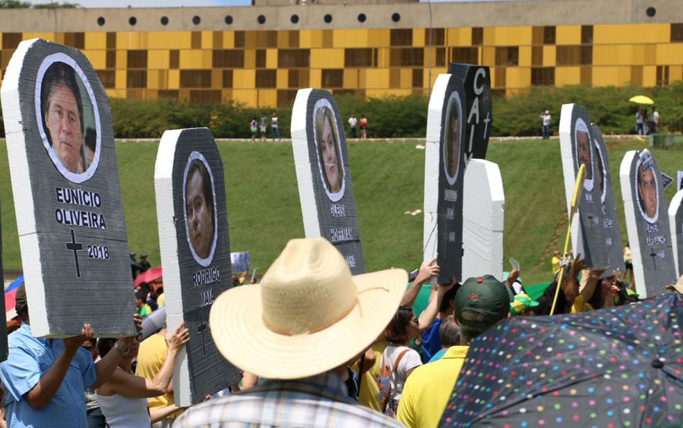 Manifestantes carregaram 'lápides' com nome de políticos (Foto: Álvaro Costa/TV Globo)