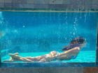 Izabel Goulart brinca de sereia em piscina