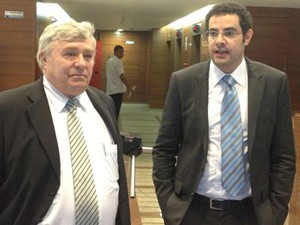 O advogado das famílias, Guilherme Naves (à dir.) e o assistente técnico Roberto Peterka, após reunião na AGU (Foto: Isaura Morgana/G1)