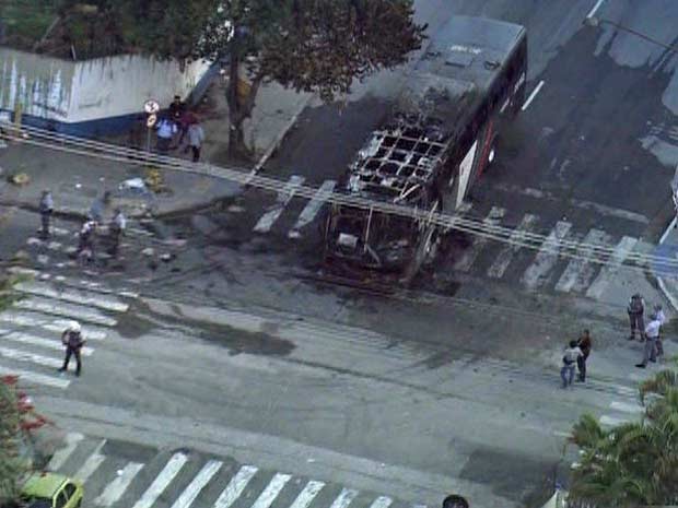 Ônibus é incendiado em protesto na Avenida Manuel Bandeira (Foto: Reprodução/TV Globo)