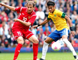 Neymar e  Renan Bressan na partida do Brasil contra a Bielorrússia (Foto: Reuters)