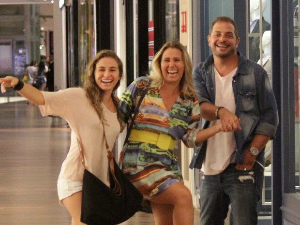 Andréia Sorvetão com a filha Giovanna e o marido em shopping na Zona Oeste do Rio (Foto: Fabio Moreno/ Ag. News)