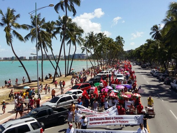 Na orla da Ponta Verde, manifestantes seguem em direção ao Alagoinha (Foto: Derek Gustavo/ G1)