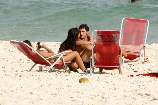 Bruno Gissoni com a namorada na praia (Foto: Marcos Ferreira / Foto Rio News)