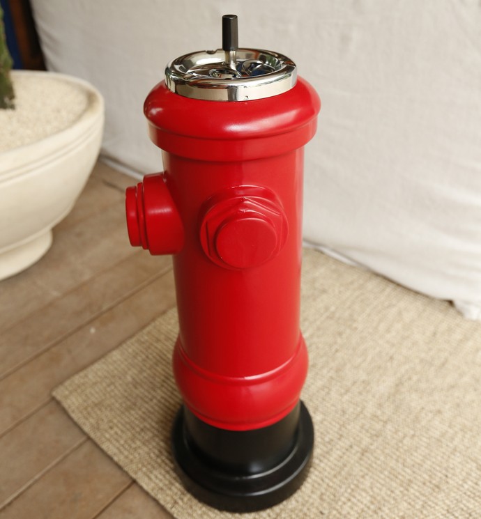 O cinzeiro que lembra um hidrante (Foto: Raphael Dias/Gshow)