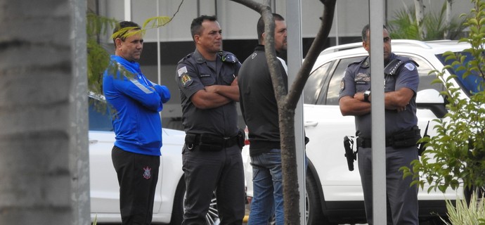 Policiais no treino do Corinthians (Foto: Marcelo Braga)