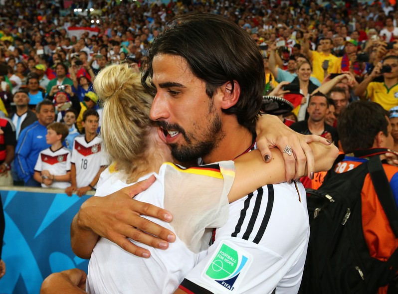 Sami Khedira celebra a vitória ao lado da namorada Lena Gercke 