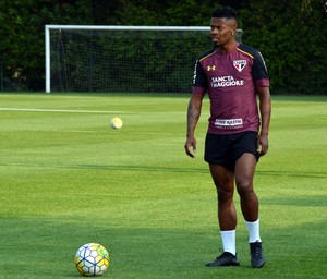 Michel Bastos treina com bola no São Paulo (Foto:  Érico Leonan / saopaulofc.net)