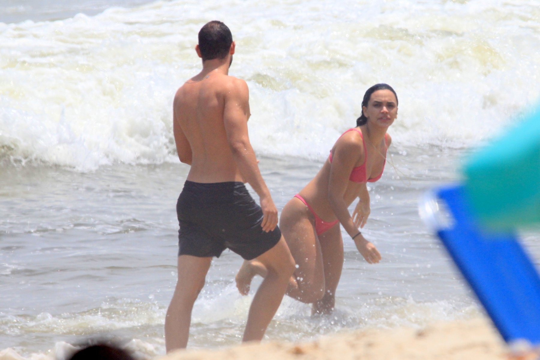 Giovana Cordeiro e Giuliano Laffayette curtem praia no Rio (Foto: AgNews) Giovana Cordeiro e Giuliano Laffayette curtem praia no Rio (Foto: AgNews)