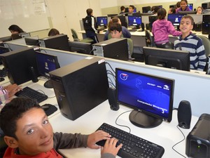Sala de computação da escola estadual conta com 25 computadores, todos com acesso à internet (Foto: Igor Savenhago/G1)