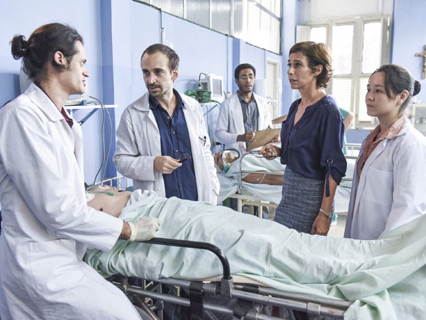 Elenco do filme 'Sob pressão' (a partir da esquerda): Álamo Facó, Júlio Andrade, Ícaro Silva Andréa Beltrão e Julia Shimura (Foto: Paprica Fotografia/Divulgação) Elenco do filme 'Sob pressão' (a partir da esquerda): Álamo Facó, Júlio Andrade, Ícaro Silva Andréa Beltrão e Julia Shimura (Foto: Paprica Fotografia/Divulgação)